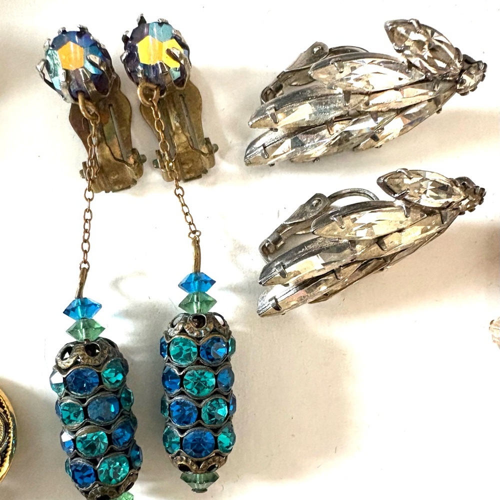Vintage Lot of 7 Clip Earrings - Picture 4 of 8